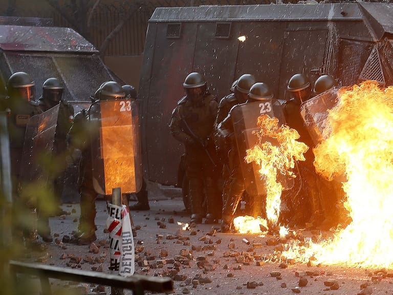 06 de Marzo 2020/ SANTIAGOCarabineros es alcanzado por bomba molotov durante una nueva manifestación en Plaza Baquedano tras el estallido social el 18 de Octubre de 2019
FOTO: CRISTOBAL ESCOBAR/AGENCIAUNO