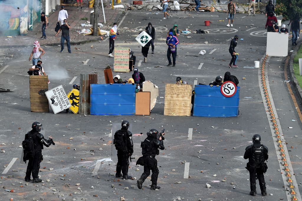 Policías disparan contra manifestantes en Colombia
