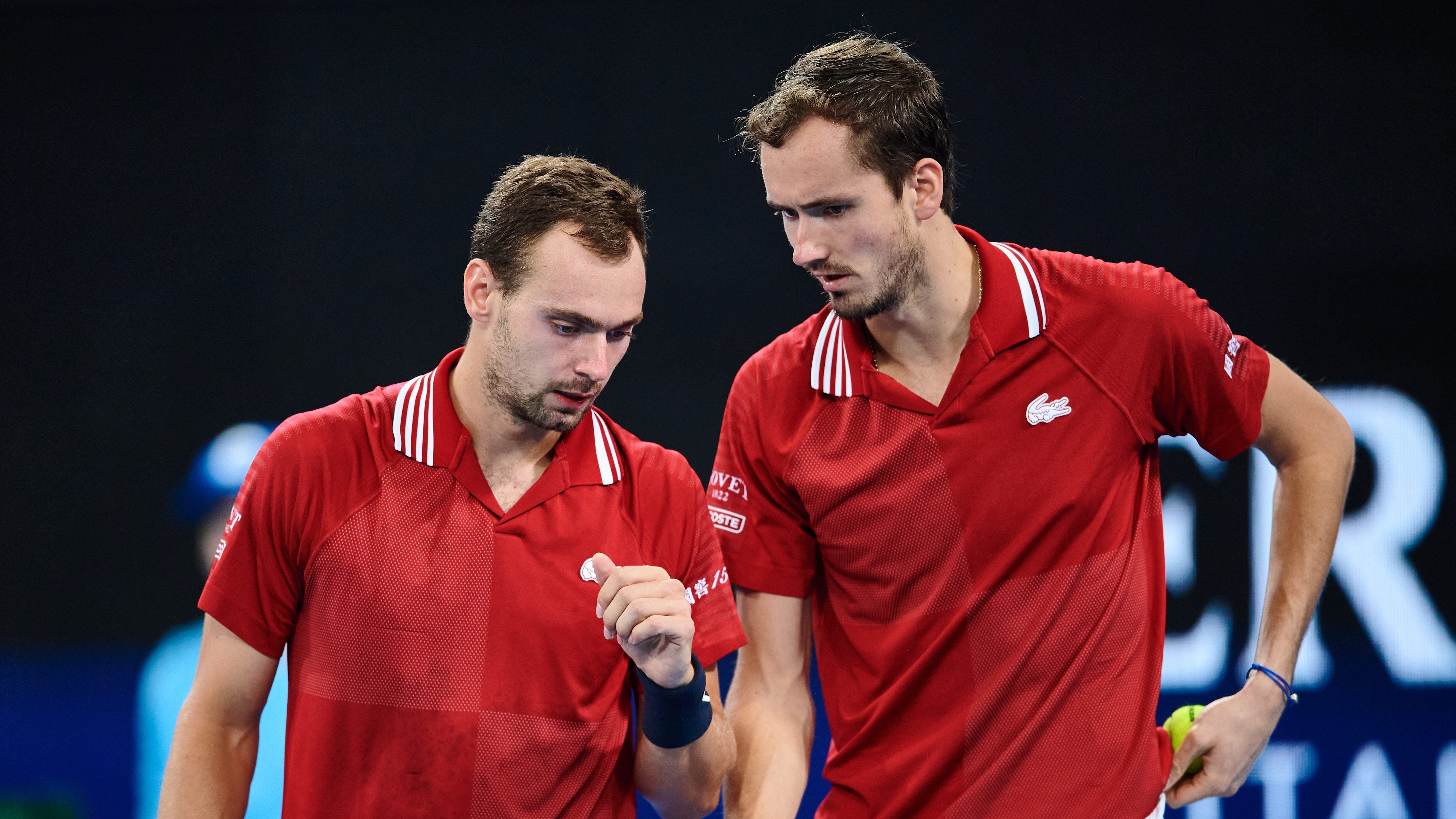 Tenistas rusos podrán seguir compitiendo en ATP y WTA