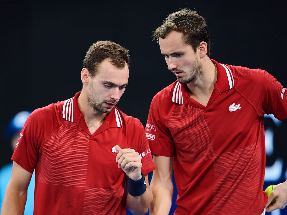 Tenistas rusos podrán seguir compitiendo en torneos ATP y WTA, pero serán expulsados de la Copa Davis
