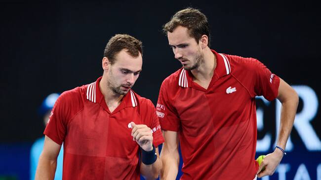Tenistas rusos podrán seguir compitiendo en ATP y WTA