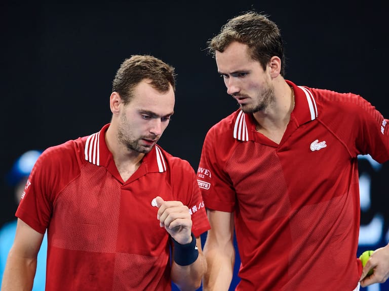 Tenistas rusos podrán seguir compitiendo en torneos ATP y WTA, pero serán expulsados de la Copa Davis
