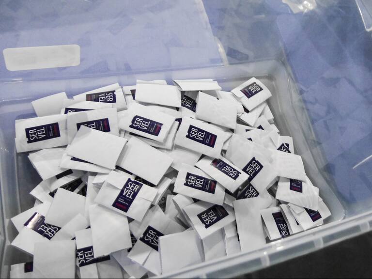 25 DE OCTUBRE DE 2020 / VIA DEL MARVotos al interior de una urna, durante el conteo de votos en el colegio Saint Dominic, tras finalizado el proceso de votacin durante el Plebiscito Nacional por una Nueva Constitucin.
FOTO: SANTIAGO MORALES / AGENCIAUNO