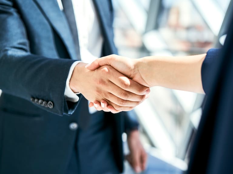 Qué significa cuando una persona saluda con un apretón de mano débil, según la psicología