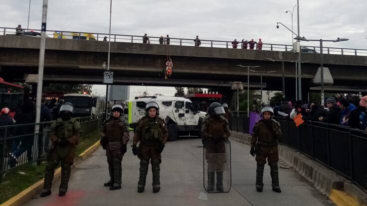 Vecinas de Lo Hermida se cuelgan de puente durante manifestación en Peñalolén: “Tenemos que llegar a estas consecuencias para que se nos escuche”