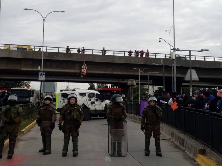 Vecinas de Lo Hermida se cuelgan de puente durante manifestación en Peñalolén: “Tenemos que llegar a estas consecuencias para que se nos escuche”