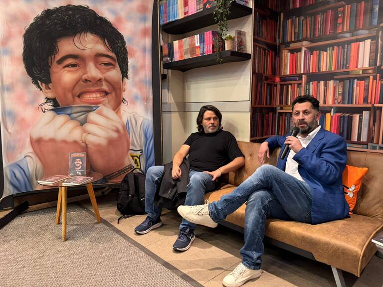 Lanzan libro que explora el desconocido vínculo de Diego Maradona con Chile