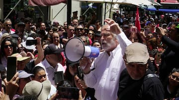 “Me emociona mucho...”: ministro Montes agradece manifestación en su apoyo en sede el Minvu con megáfono en mano