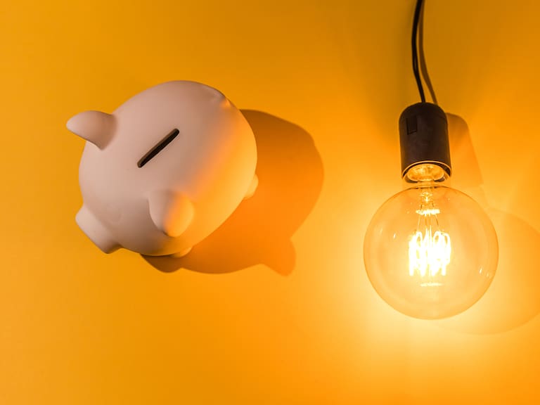 Ahorra en marzo: cómo eliminar el “consumo vampiro” y reducir hasta un 10% la cuenta de luz