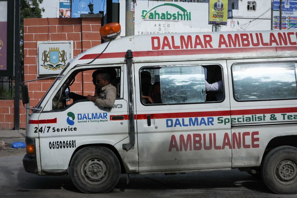 Una ambulancia avanza tras la explosión en Mogadiscio en Somalia
