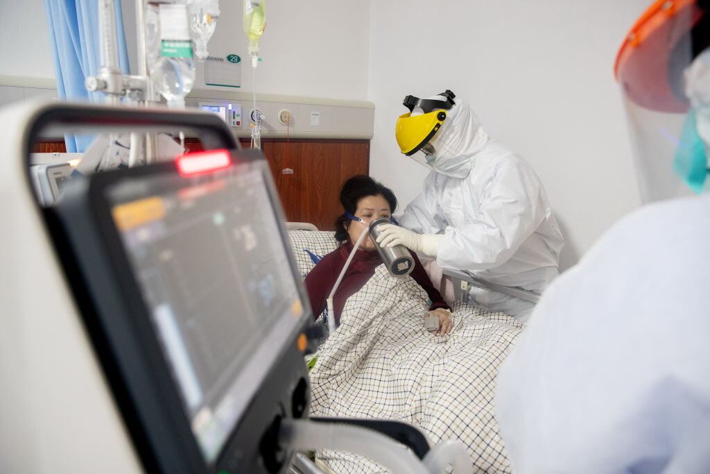 Médicos tratan a un paciente por el coronavirus Covid-19