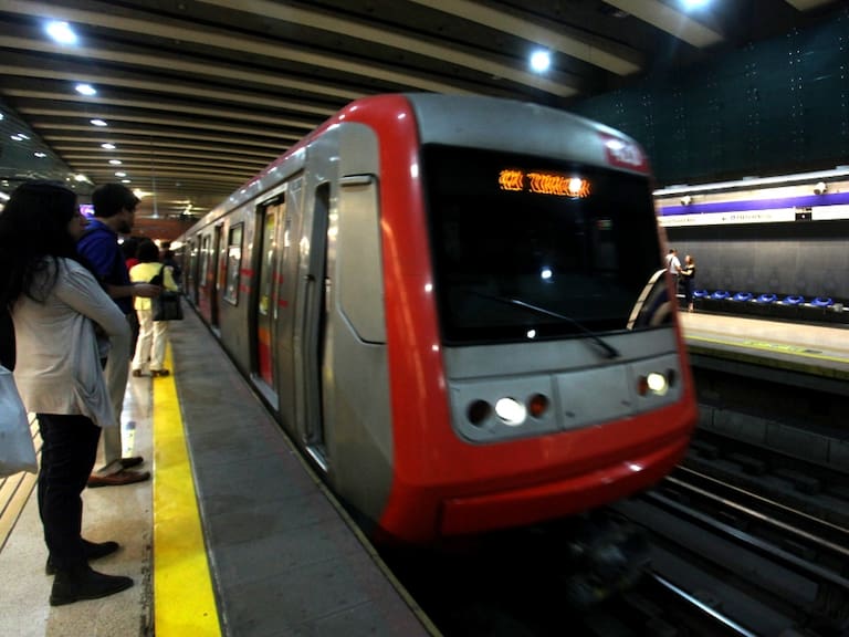 Metro de Santiago informa normalización del servicio en Línea 4