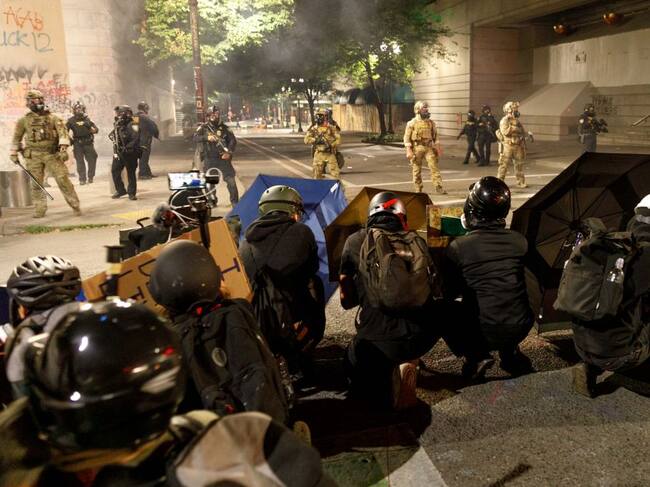 Manifestantes se cubren ante la presencial policial en EEUU