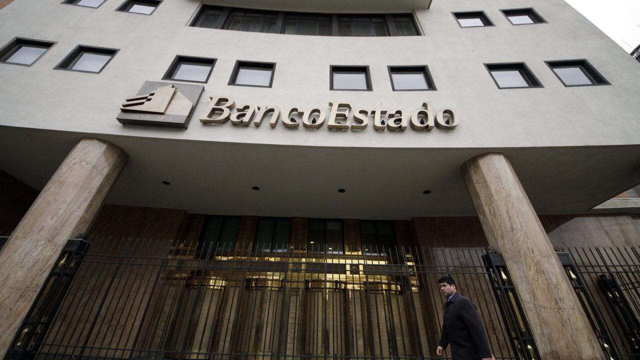 30 de agosto de 2013/ SANTIAGO
Un falla técnica impidió este viernes a los clientes del Banco Estado  sacar dinero en cajeros automáticos y realizar transferencias desde sus cuentas, imprevisto que coincidió con el cobro de salarios y la emisión de pagos a fina de mes.
La entidad informó que se trató de una “intermitencia en los servicios” que sería solucionada.
FOTO: FRANCISCO CASTILLO/ AGENCIAUNO