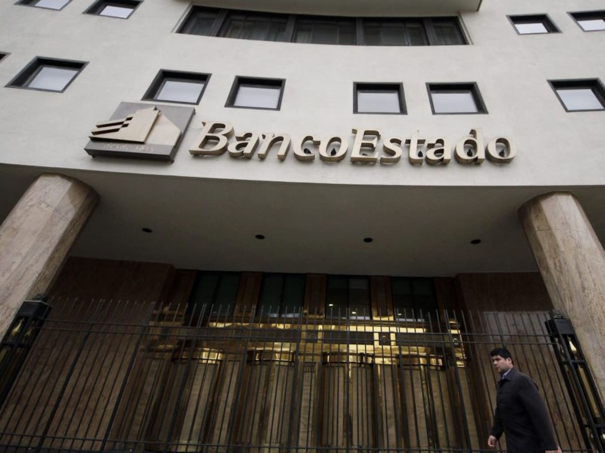 Detienen a exfuncionarios de BancoEstado por millonario fraude interno: imputados se habrían “aprovechado de sus facultades” para cometer el ilícito