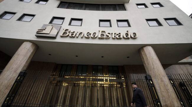 30 de agosto de 2013/ SANTIAGO
Un falla técnica impidió este viernes a los clientes del Banco Estado sacar dinero en cajeros automáticos y realizar transferencias desde sus cuentas, imprevisto que coincidió con el cobro de salarios y la emisión de pagos a fina de mes.
La entidad informó que se trató de una “intermitencia en los servicios” que sería solucionada.
FOTO: FRANCISCO CASTILLO/ AGENCIAUNO