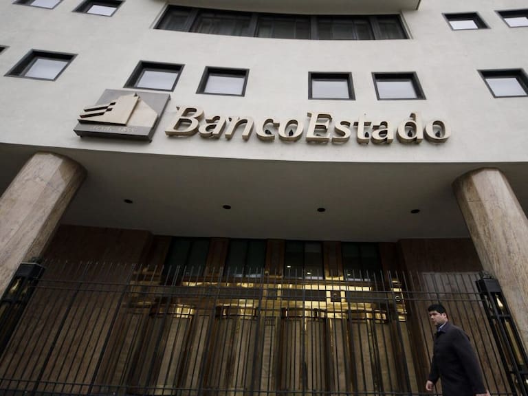 30 de agosto de 2013/ SANTIAGO
Un falla técnica impidió este viernes a los clientes del Banco Estado sacar dinero en cajeros automáticos y realizar transferencias desde sus cuentas, imprevisto que coincidió con el cobro de salarios y la emisión de pagos a fina de mes.
La entidad informó que se trató de una “intermitencia en los servicios” que sería solucionada.
FOTO: FRANCISCO CASTILLO/ AGENCIAUNO