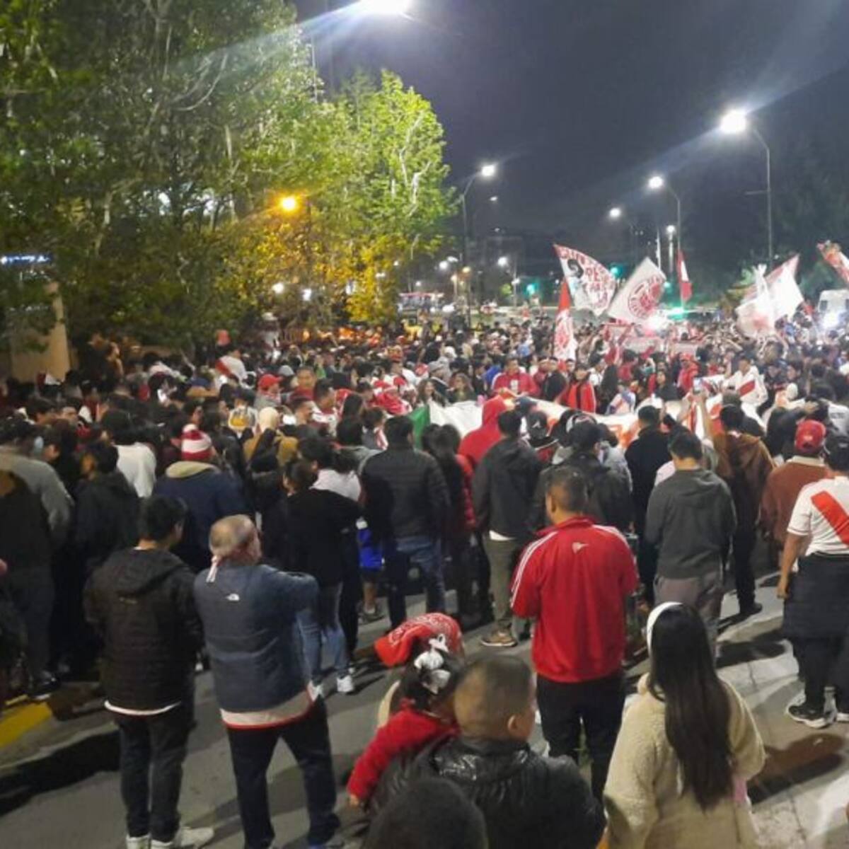 Banderazo peruano en Lo Barnechea termina con tres detenidos por uso de bengalas