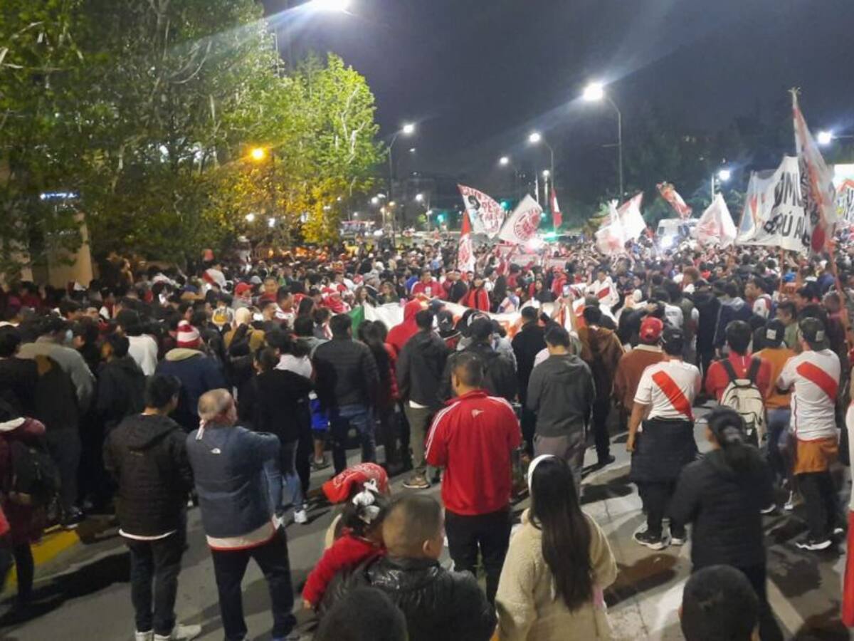 Banderazo peruano en Lo Barnechea termina con tres detenidos por uso de bengalas