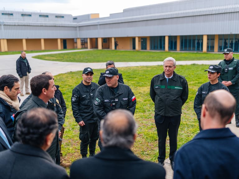 13 de agosto de 2026/TALCA
El Presidente de la República, José Antonio Kast, monitoreó el traslado de reos desde distintos penales del país, al Complejo Penitenciario La Laguna, en la ciudad de Talca, en medio de un operativo denominado "Operación Canserbero".
FOTO: PRESIDENCIA vía AGENCIAUNO