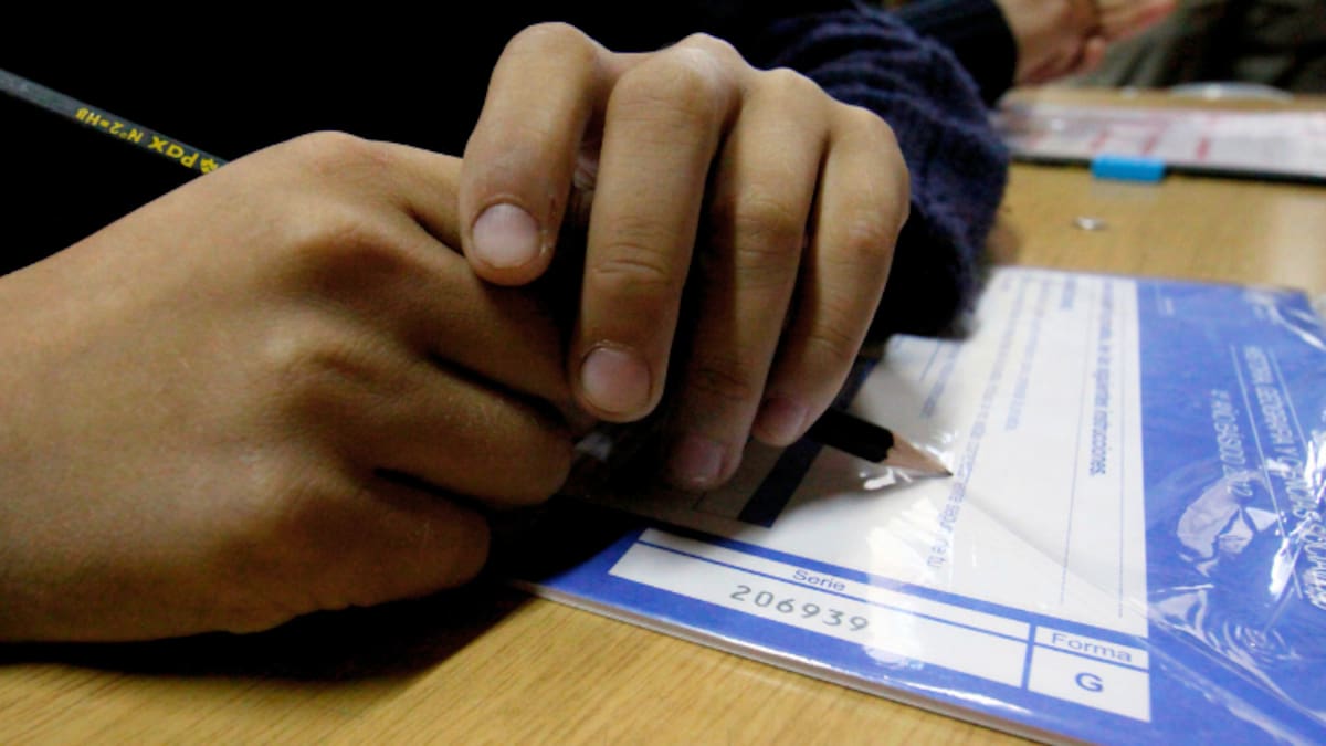 Simce 2025: 6 de cada 10 estudiantes de segundo medio quedaron en nivel insuficiente en Matemática o Lectura