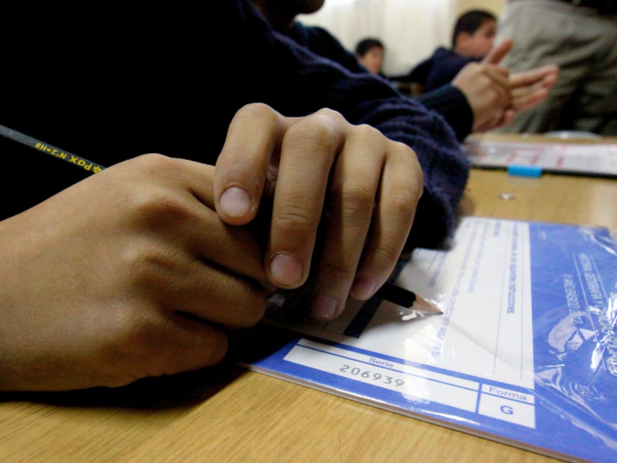 Simce 2025: 6 de cada 10 estudiantes de segundo medio quedaron en nivel insuficiente en Matemática o Lectura