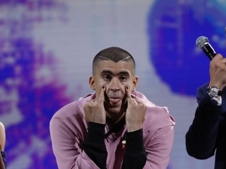¿Qué significa el gesto con los dedos meñiques bajo los ojos que hace Bad Bunny?