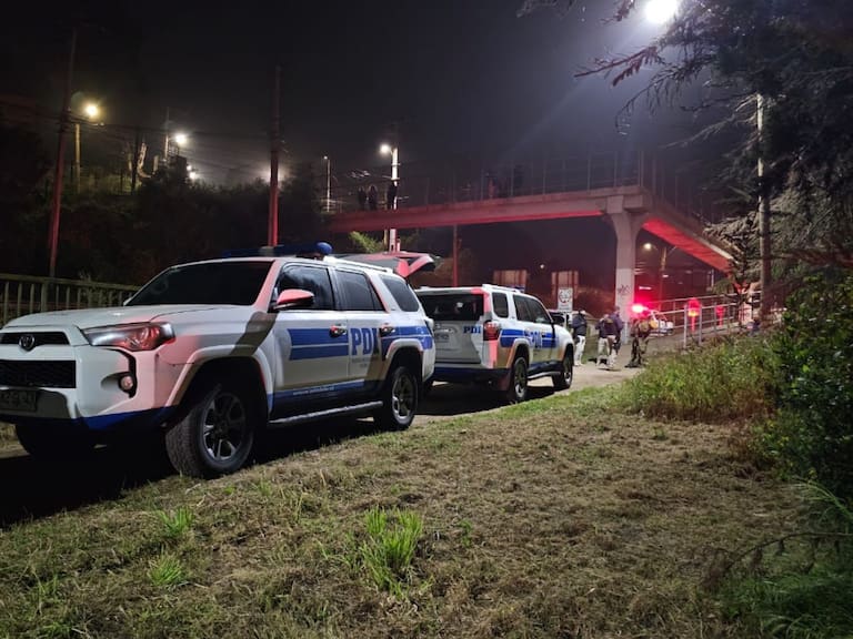 Hallan cadáver de hombre en pasarela de Maitencillo: fue apuñalado mientras caminaba por una pasarela