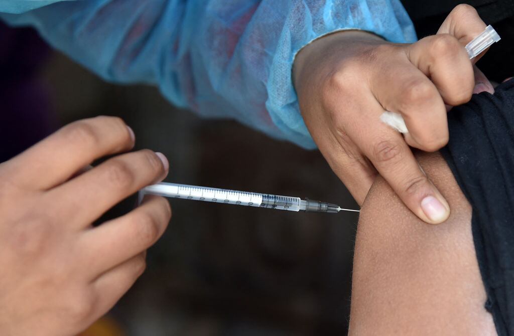 Equipo médico vacuna contra el covid-19 en la ciudad La Paz de Bolivia