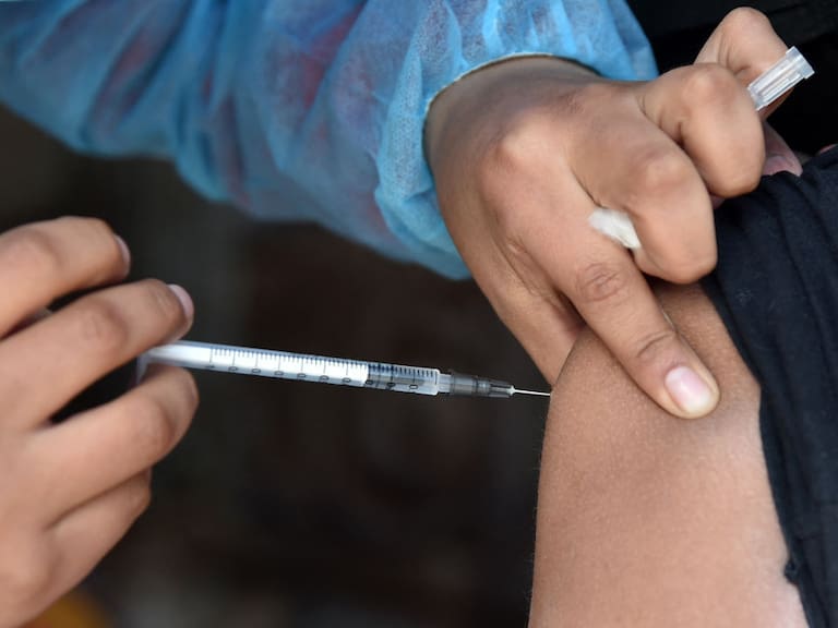 Equipo médico vacuna contra el covid-19 en la ciudad La Paz de Bolivia