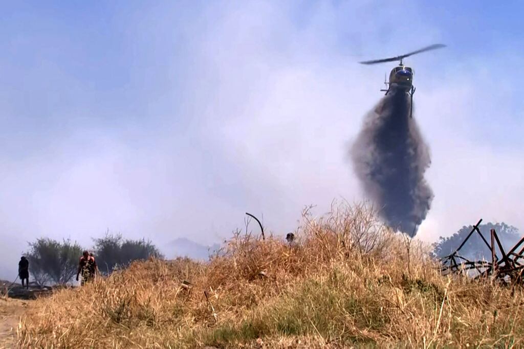 Lanzan agua sobre el incendio forestal que alerta a Perth en Australia