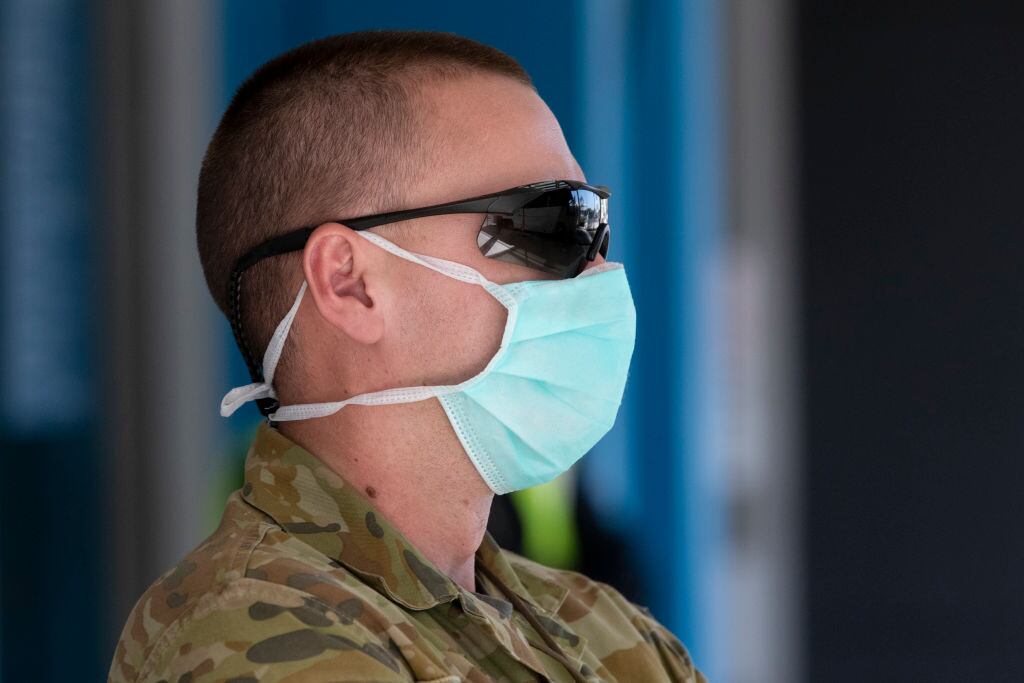 Militar australiano cumple labores para hacer cumplir medidas ante el covid