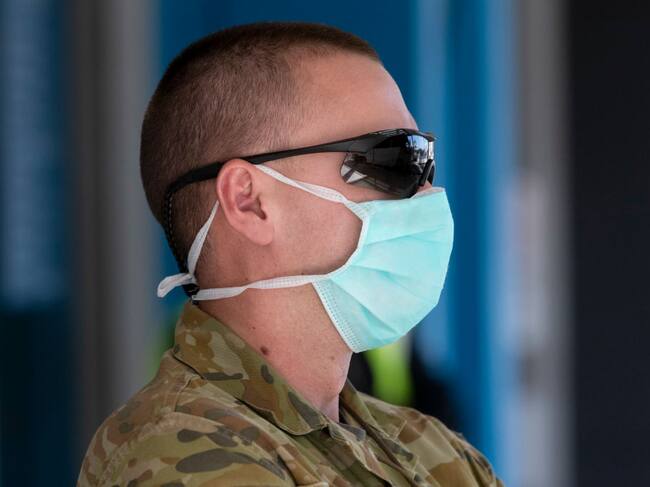 Militar australiano cumple labores para hacer cumplir medidas ante el covid