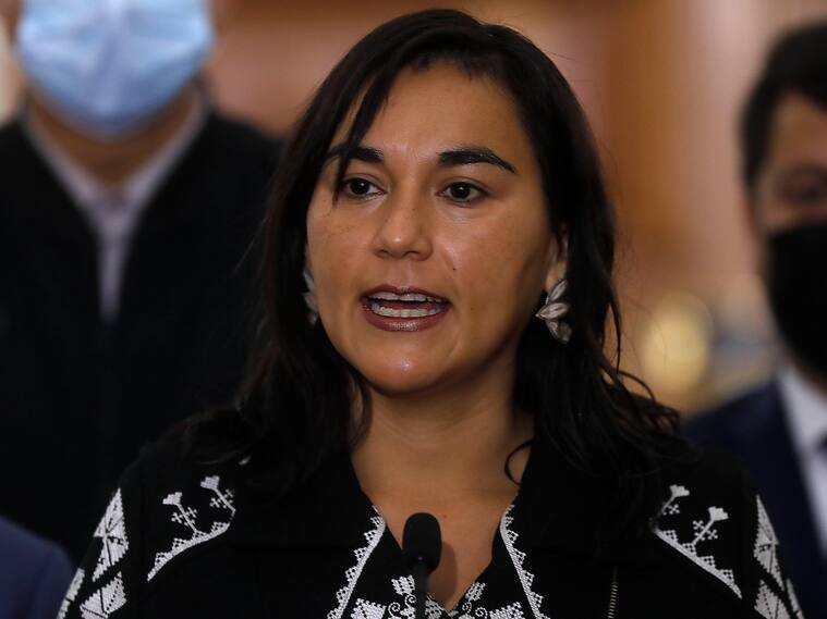 23 de Junio de 2022/SANTIAGOLa Ministra del Interior, Izkia Siches, el subsecretario del Interior, Manuel Monsalve, la ministra de Defensa, Maya Fernndez, al termino de una reunin de seguridad junto a las policas en dependencias del ministerio del Interior en el Palacio de La Moneda.
FOTO: CRISTOBAL ESCOBAR/AGENCIAUNO