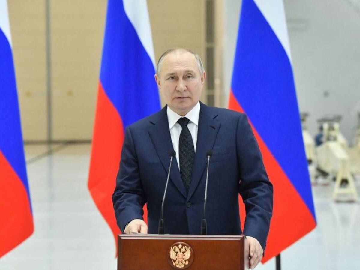 Putin condecora a fuerzas rusas que son acusadas de matanza en Bucha
