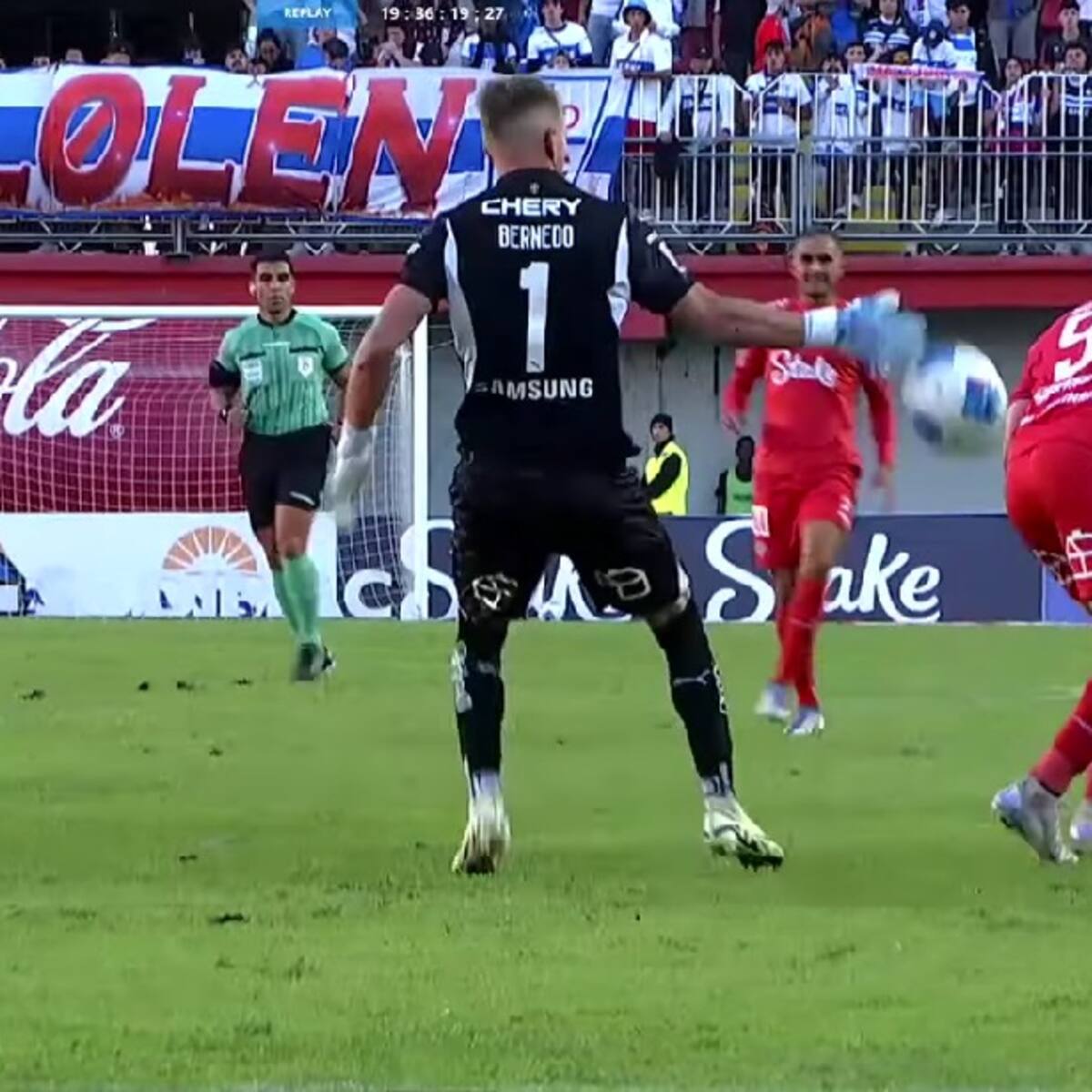 Así fue como el VAR desestimó la roja directa a Vicente Bernedo en el partido entre Ñublense y Universidad Católica