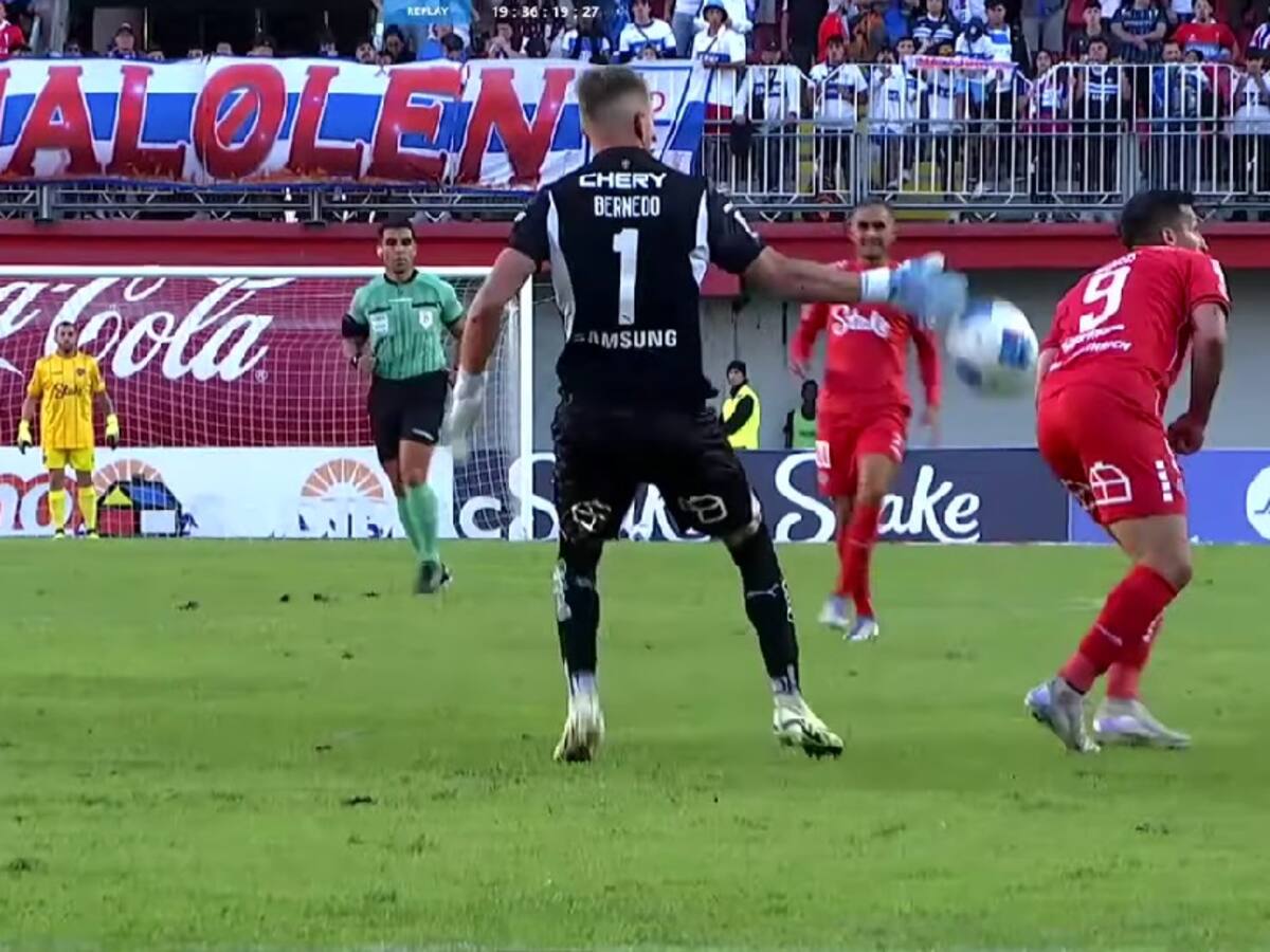 Así fue como el VAR desestimó la roja directa a Vicente Bernedo en el partido entre Ñublense y Universidad Católica
