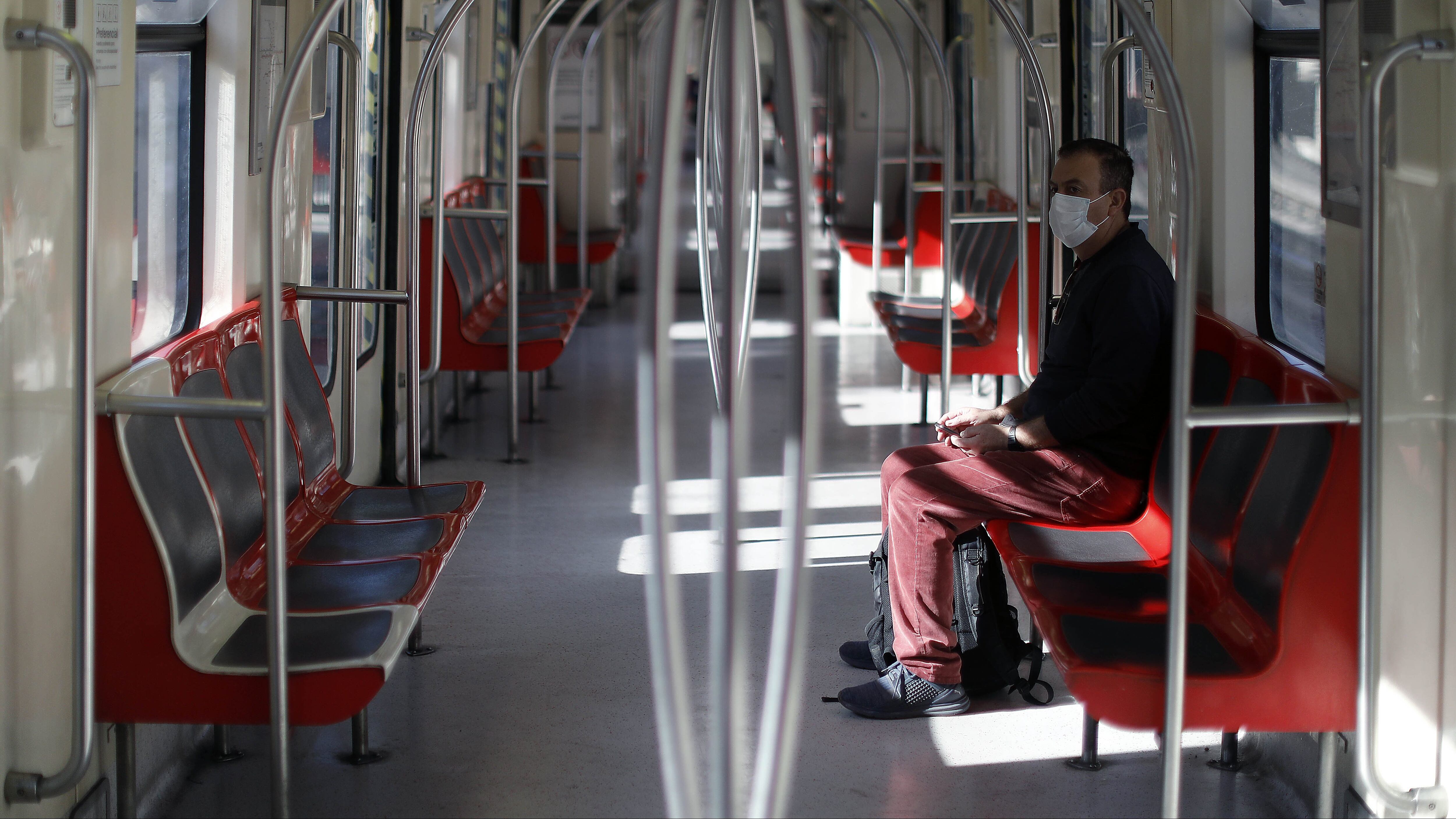 20 de Marzo de 2021/SANTIAGO Hoy comienza a regir la cuarentena fase1 en varias comunas de la Región Metropolitana.
(en la imagen una persona viaja al interior del metro).
FOTO: CRISTÓBAL ESCOBAR/AGENCIAUNO