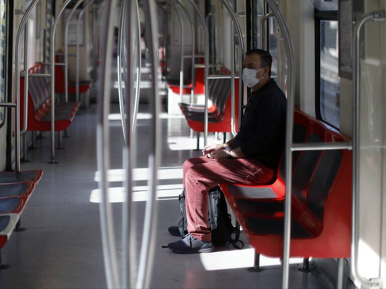 20 de Marzo de 2021/SANTIAGO Hoy comienza a regir la cuarentena fase1 en varias comunas de la Región Metropolitana.
(en la imagen una persona viaja al interior del metro).
FOTO: CRISTÓBAL ESCOBAR/AGENCIAUNO