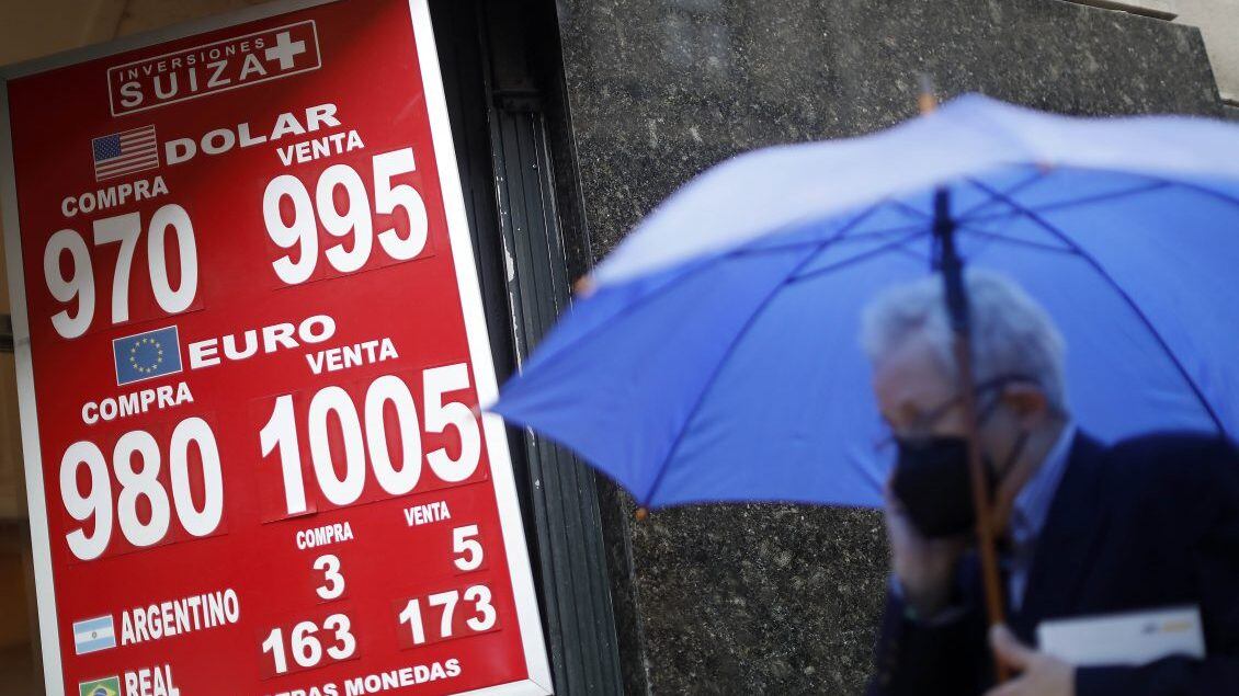 06 de Julio de 2022/SANTIAGOEl dlar ha llegado a los $1.000 en Chile, a las 11:37 durante la maana ha acumulado un alza de $40 y empez una leve baja.
FOTO: CRISTOBAL ESCOBAR/AGENCIAUNO