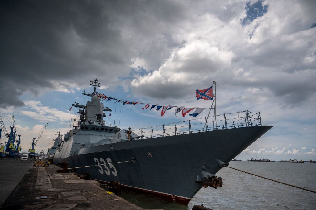 La corveta Gromkiy de la Armada de Rusia se prepara en el puerto Tanjung Perak para las maniobras navales con Indonesia