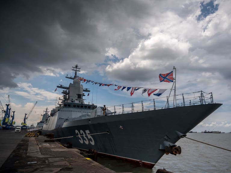 La corveta Gromkiy de la Armada de Rusia se prepara en el puerto Tanjung Perak para las maniobras navales con Indonesia