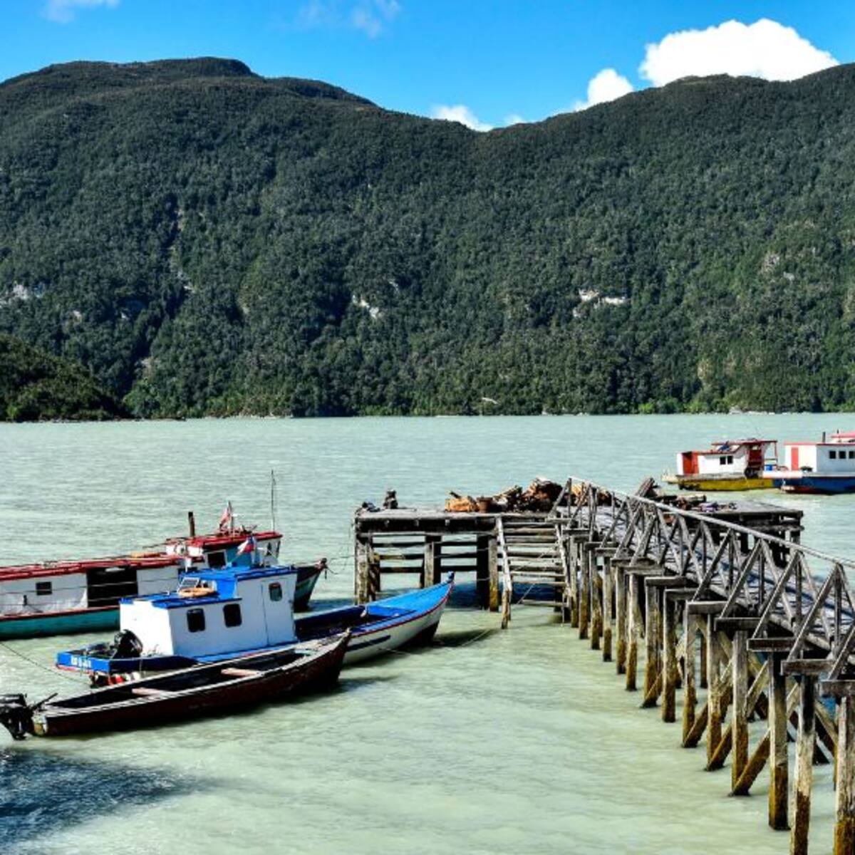 Alerta en la Patagonia: investigan filtración en el río Baker tras derrame de 4.000 litros de diésel en Caleta Tortel