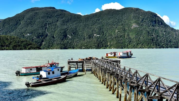 Alerta en la Patagonia: investigan filtración en el río Baker tras derrame de 4.000 litros de diésel en Caleta Tortel
