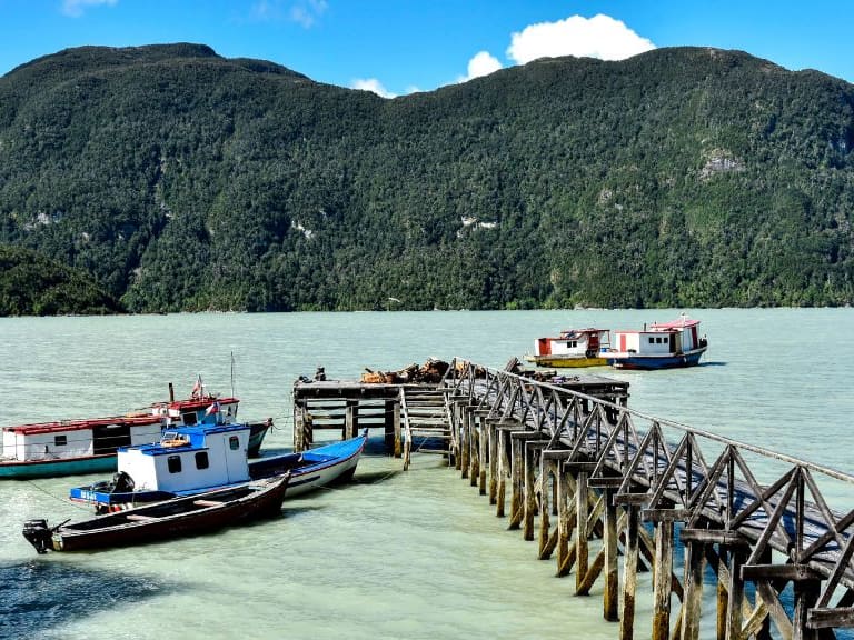 Alerta en la Patagonia: investigan filtración en el río Baker tras derrame de 4.000 litros de diésel en Caleta Tortel