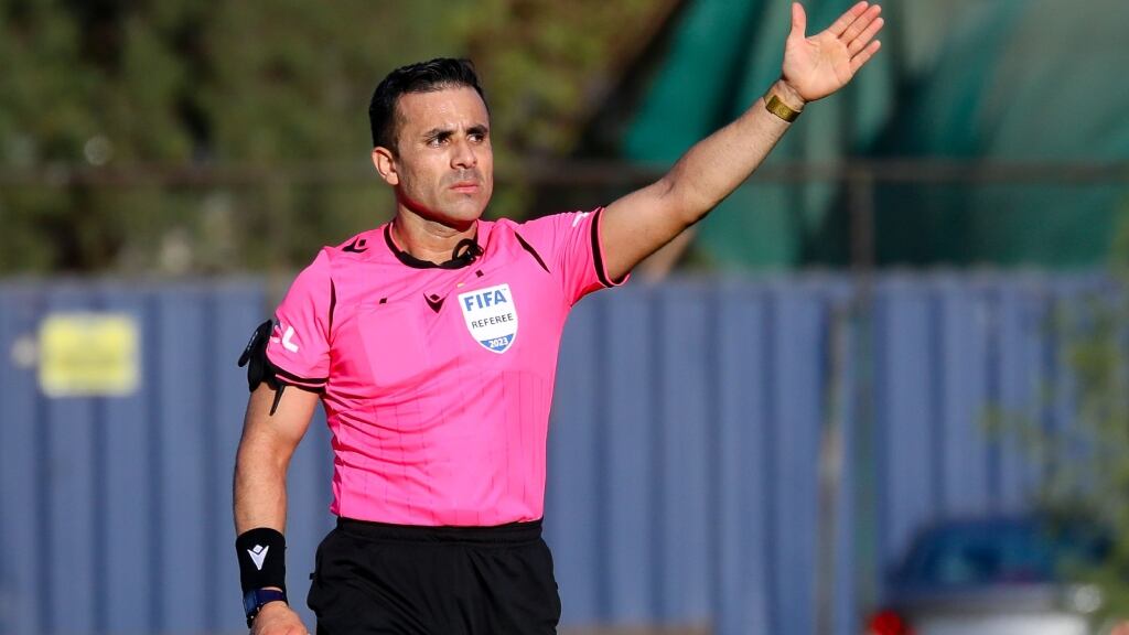 Piero Maza es el primer árbitro chileno en ser designado para las clasificatorias al Mundial 2026