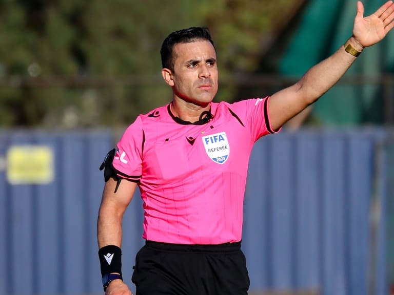 Piero Maza es el primer árbitro chileno en ser designado para las clasificatorias al Mundial 2026