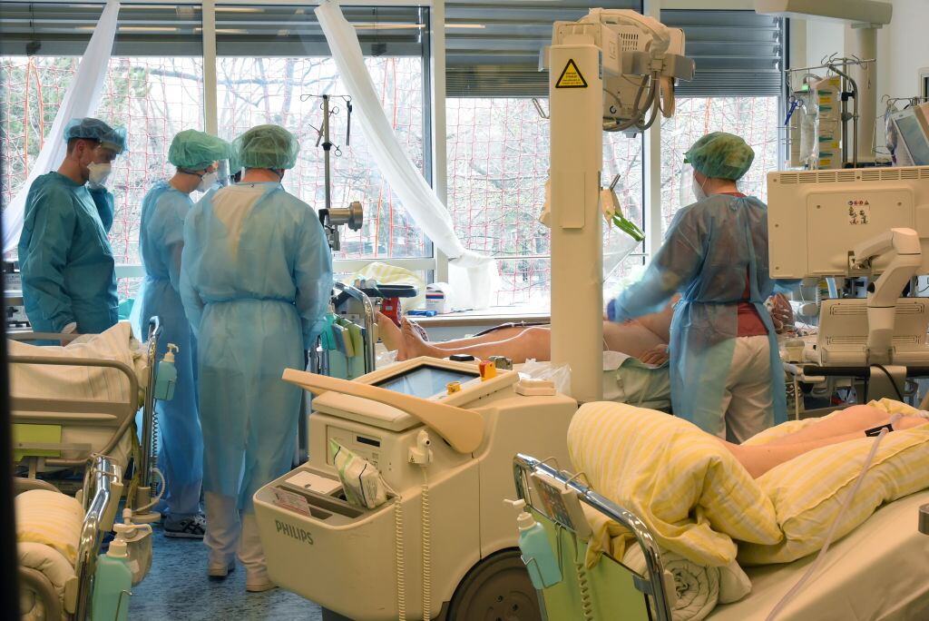Trabajadores de la salud atienden a un paciente Covid-19 en Leipzig