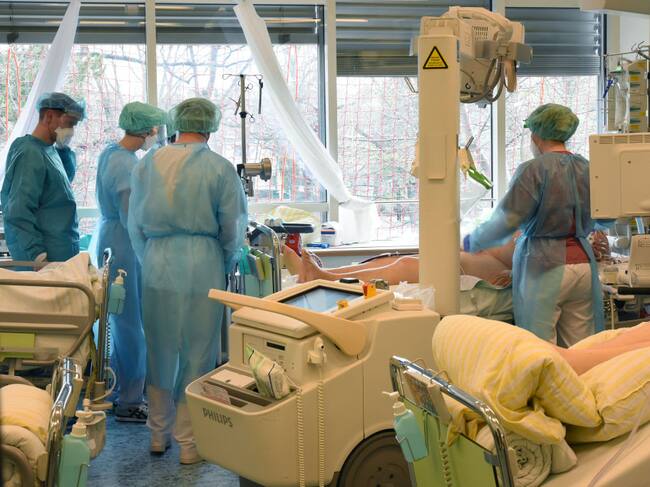 Trabajadores de la salud atienden a un paciente Covid-19 en Leipzig