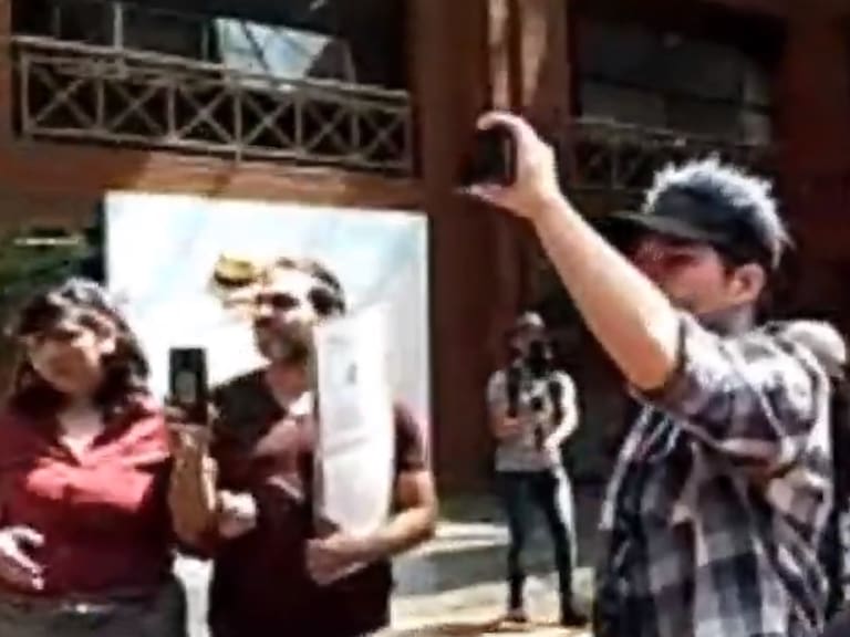 Grupo «antivacuna» se tomó a la fuerza Canal 13: hasta el gobierno reprobó la violenta acción
